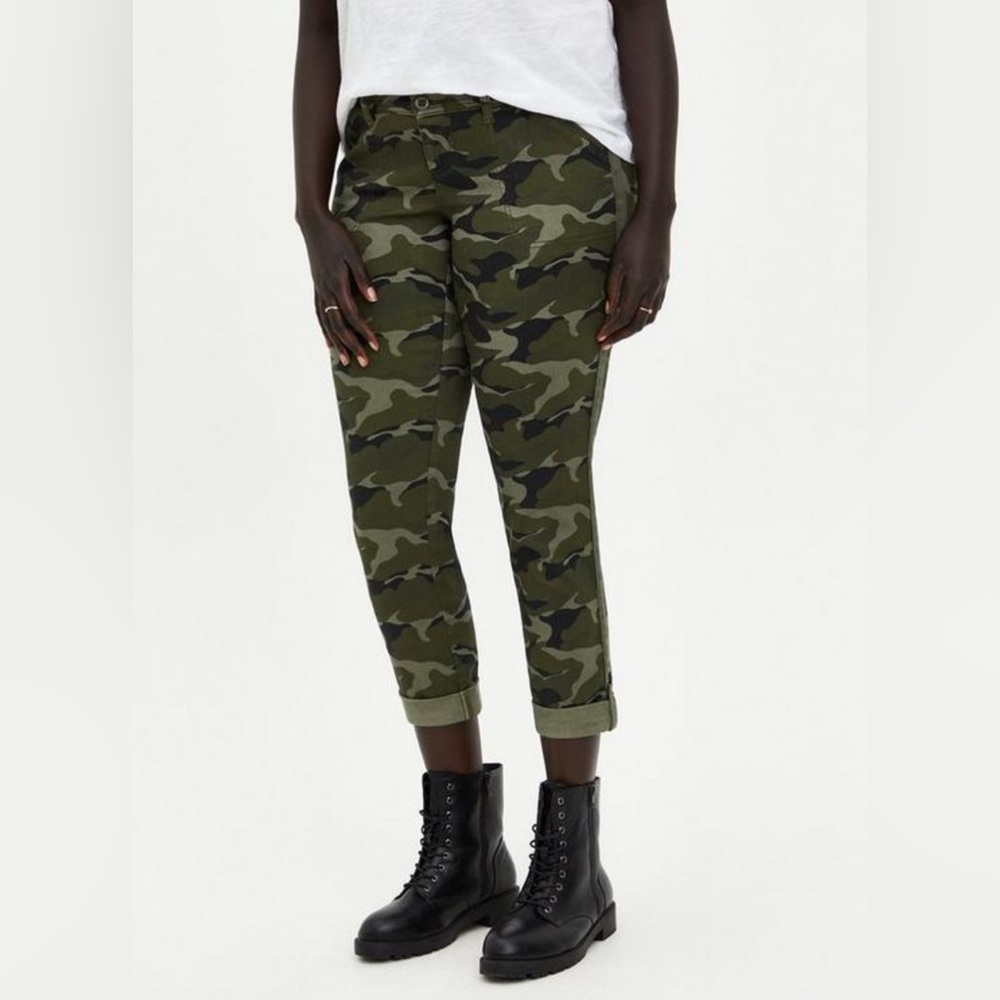 New With Tag Torrid Crop Aviator Skinny Stretch Twill
Mid-Rise Pant